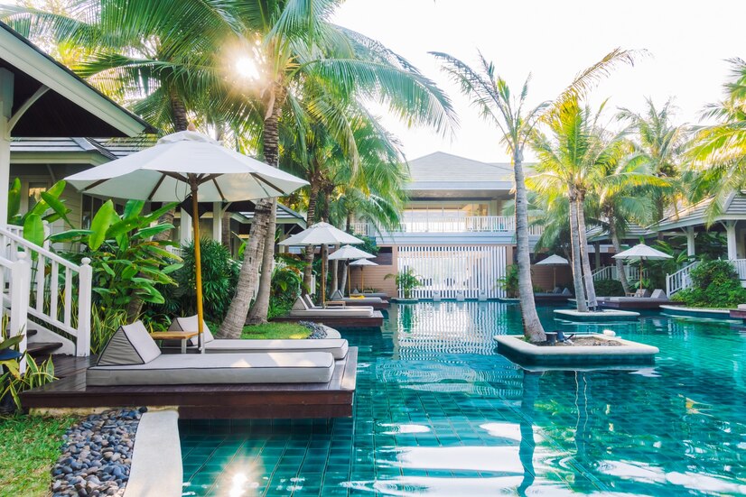 “Khách Sạn và Resort Biển: Bí Quyết Thu Hút Du Khách Trong Mùa Lễ Hội”